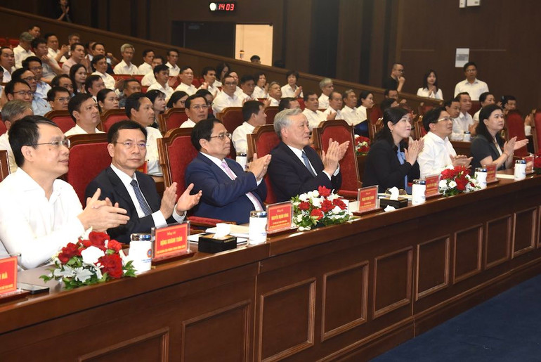 Thủ tướng Phạm Minh Chính, Chánh án Tòa án nhân dân tối cao Nguyễn Hòa Bình tham dự Hội nghị. Thủ tướng Phạm Minh Chính, Chánh án Tòa án nhân dân tối cao Nguyễn Hòa Bình tham dự Hội nghị.