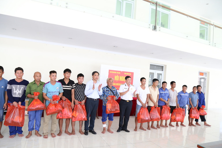 Bàn giao ngư dân cho địa phương