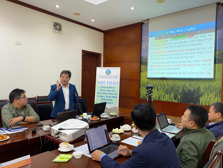 Giám đốc Trung tâm Kiểm nghiệm, kiểm chứng và dịch vụ chất lượng Trần Đăng Ninh trình bày tham luận.