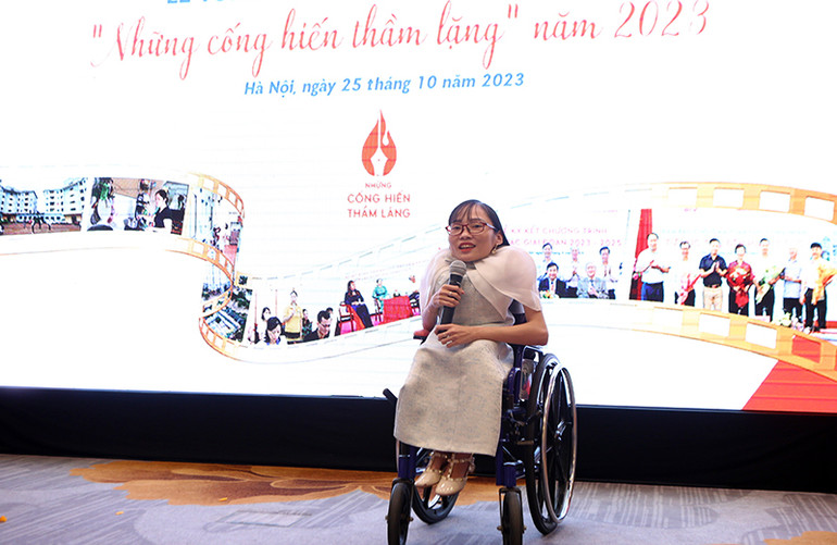 Chị Nguyễn Thị Ngọc Tâm, nhân vật được trao tặng vì có đóng góp với cuộc thi. (Ảnh: Ban tổ chức)