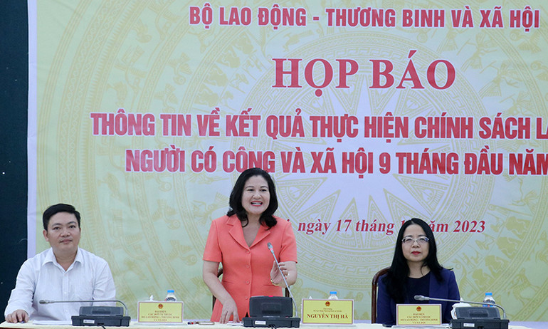 Thứ trưởng Nguyễn Thị Hà phát biểu tại họp báo.