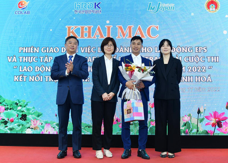 Bạn Bùi Văn Hiếu (thứ 2 từ phải sang) giành giải Nhất cuộc thi “Lao động EPS hồi hương thành công năm 2022” (Ảnh: Thủy Nguyên).