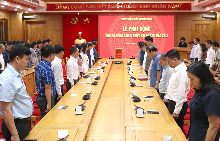 Các đồng chí lãnh đạo Ban cùng cán bộ công chức, viên chức, người lao động Ban Tuyên giáo Trung ương dành phút mặc niệm các nạn nhân tử vong do cơn bão số 3.