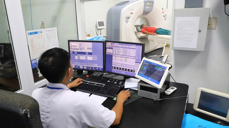 Kỹ thuật viên Bệnh viện đa khoa tỉnh Ninh Thuận vận hành hành hệ thống MRI, thực hiện chụp MRI sọ não.