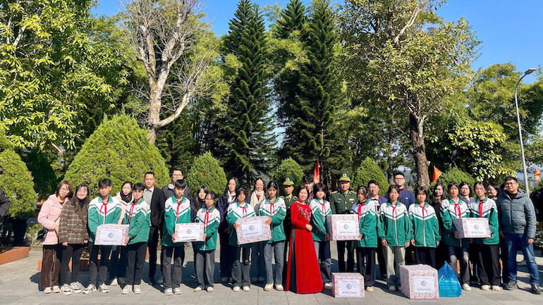 Đồn Biên phòng Pò Hèn phối hợp trao quà tặng các cháu học sinh có hoàn cảnh khó khăn vươn lên học giỏi trên địa bàn xã Hải Sơn. Đồn Biên phòng Pò Hèn phối hợp trao quà tặng các cháu học sinh có hoàn cảnh khó khăn vươn lên học giỏi trên địa bàn xã Hải Sơn.