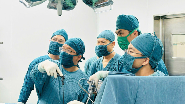 Tiếp nhận chuyển giao kỹ thuật mới trong điều trị lĩnh vực ngoại thận tiết niệu từ các chuyên gia của Bệnh viện Chợ Rẫy (Thành phố Hồ Chí Minh) đội ngũ y, bác sĩ Khoa Tiết niệu (Bệnh viện đa khoa tỉnh Ninh Thuận) đã thực hiện thành công các ca phẫu thuật nội soi bóc nhân tuyến tiền liệt bằng laser Holmoium và 2 ca phẫu thuật cắt toàn bộ thận và niệu quản cho bệnh nhân.