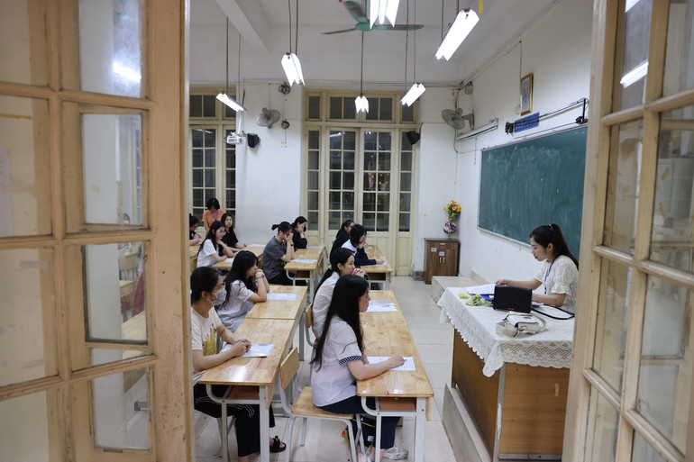 Thí sinh nghe phổ biến Quy chế. Thí sinh nghe phổ biến Quy chế.