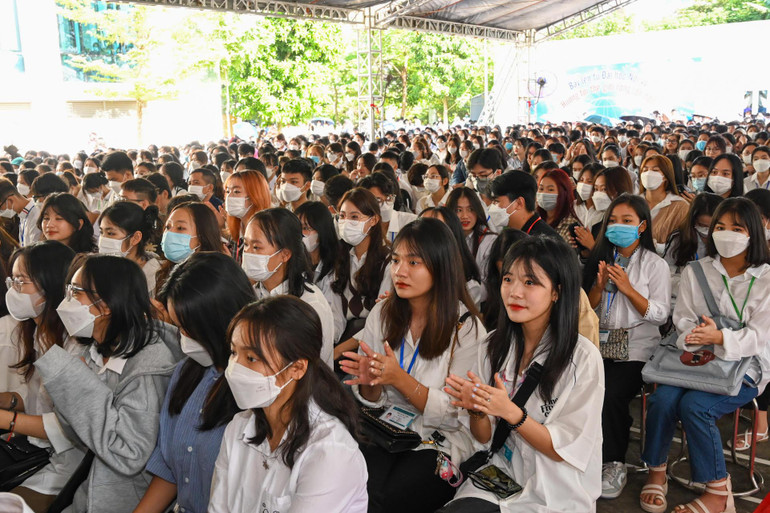 Sinh viên Trường đại học Nội vụ Hà Nội trong Lễ khai giảng năm học mới 2022-2023. (Ảnh: DUY LINH)