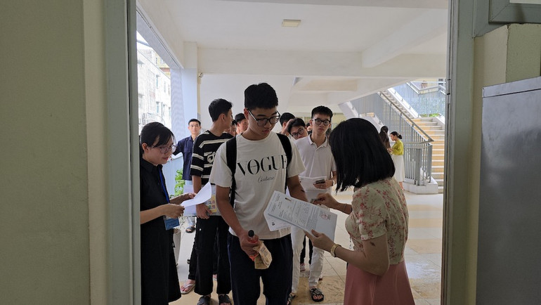 Thí sinh tại điểm thi Trường THCS Phan Chu Trinh, Hà Nội chiều 26/6 (Ảnh: TRUNG HIẾU) Thí sinh tại điểm thi Trường THCS Phan Chu Trinh, Hà Nội chiều 26/6 (Ảnh: TRUNG HIẾU)