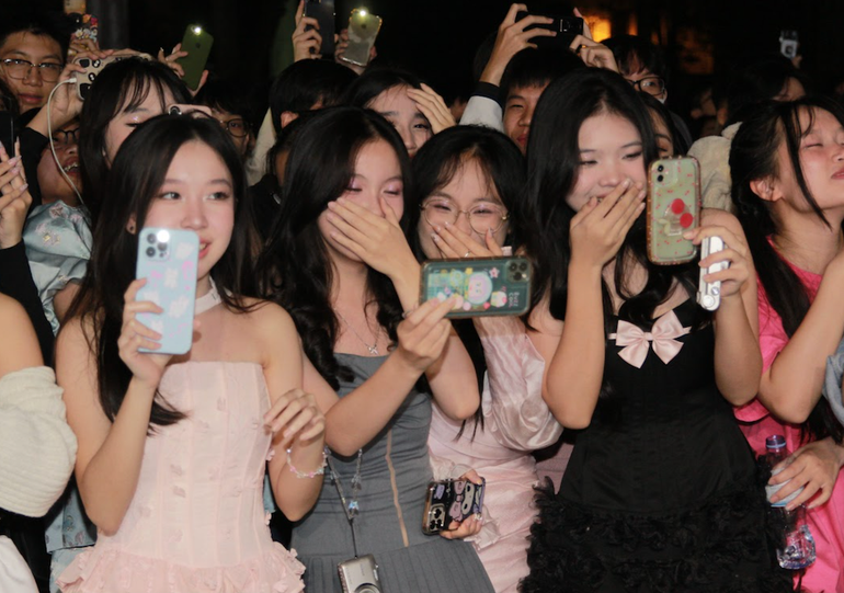 Học sinh hào hứng tham dự buổi gala.