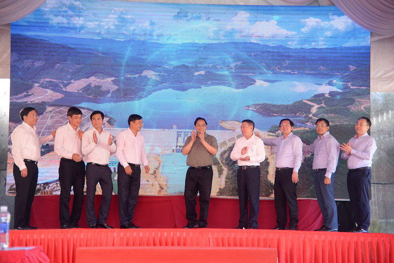 Thủ tướng Phạm Minh Chính và các đồng chí lãnh đạo thực hiện nghi thức khánh thành công trình Hồ chứa nước Đồng Mít.