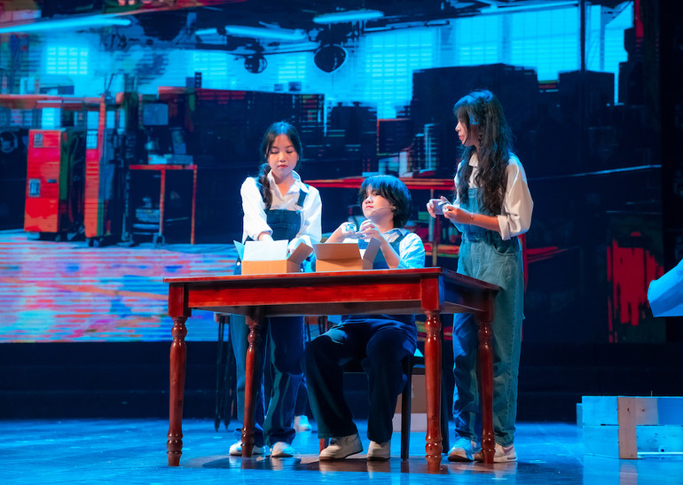 Cảnh những nhân viên làm việc trong nhà máy