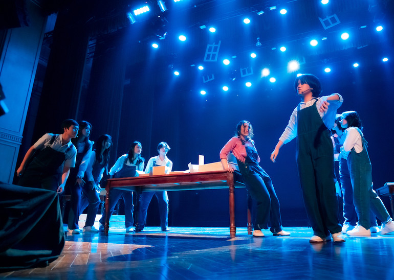 Những học sinh các khối lớp chuyên Anh, Trường THPT chuyên Hà Nội-Amsterdam hóa thân nhân vật một cách lôi cuốn, đầy cảm xúc.