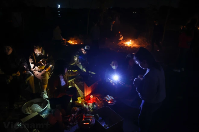 Đến chợ người mua không ai mặc cả, trả tiền tùy tâm. Trong bóng đêm chỉ thấy bóng người đi lại và tiếng thì thào to nhỏ. Người đi chợ chỉ để cầu may, trút bỏ muộn phiền, không quá quan tâm đến việc trao đổi mua bán.