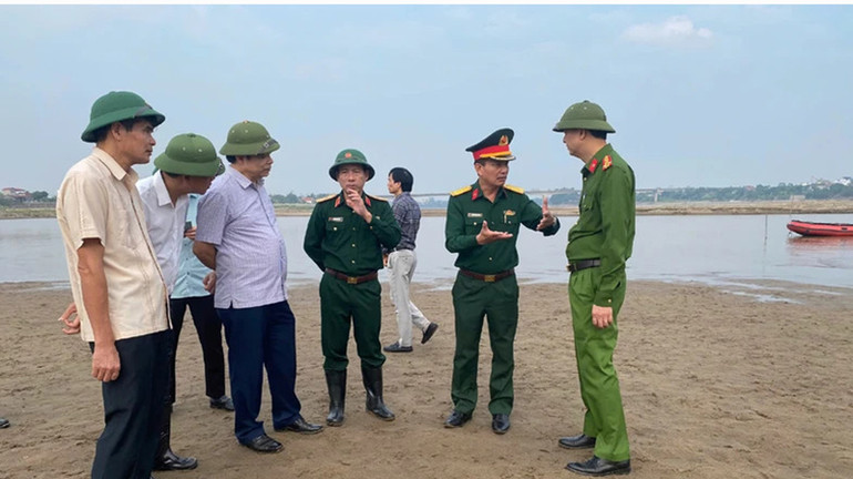 Ngày 19/11/2024, lãnh đạo tỉnh Phú Thọ và Quân khu 2 có mặt tại hiện trường chỉ đạo công tác tìm kiếm các học sinh của xã Hiền Quan, huyện Tam Nông, tỉnh Phú Thọ, bị đuối nước mất tích. (Ảnh: NGỌC LONG)