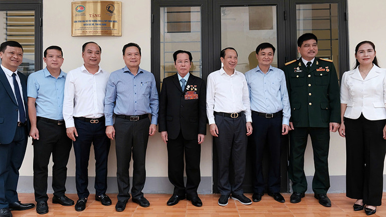 Thứ trưởng Lao động-Thương binh và Xã hội Lê Văn Thanh, Anh hùng Lao động Lê Văn Kiểm và các đại biểu bên nhà nội trú vừa xây dựng. (Ảnh: NFVC)