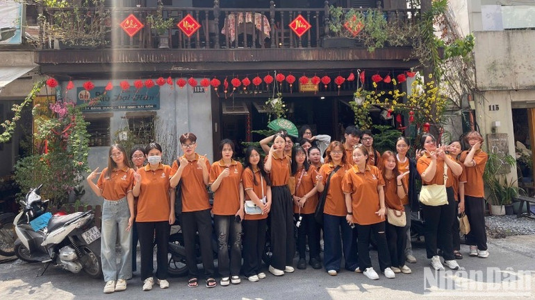 Sinh viên Trường đại học Hùng Vương tham quan Bảo tàng Biệt động Sài Gòn.