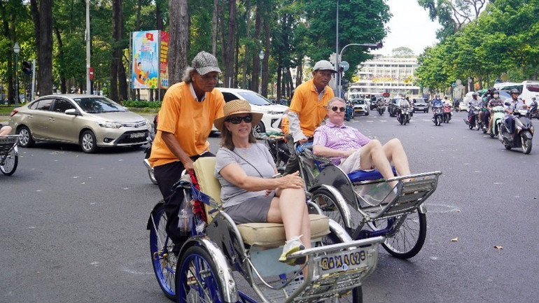 Du khách trải nghiệm tham quan thành phố bằng xe xích lô. (Ảnh: THẾ ANH) Du khách trải nghiệm tham quan thành phố bằng xe xích lô. (Ảnh: THẾ ANH)