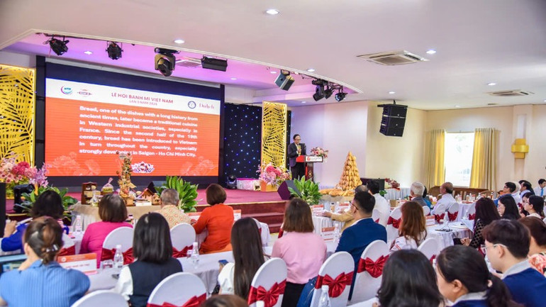 PGS.TS. Huỳnh Quốc Thắng, Phó Chủ tịch Hiệp hội Du lịch Thành phố Hồ Chí Minh trình bày về quá trình hình thành và phát triển bánh mì Việt Nam. PGS.TS. Huỳnh Quốc Thắng, Phó Chủ tịch Hiệp hội Du lịch Thành phố Hồ Chí Minh trình bày về quá trình hình thành và phát triển bánh mì Việt Nam.