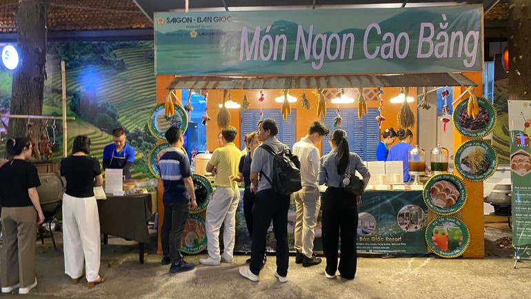 Gian hàng giới thiệu món ngon của tỉnh Cao Bằng.
