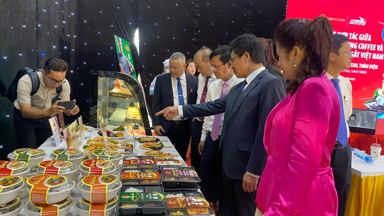 Các suất ăn, nước uống thuần Việt sẽ được phục vụ rộng rãi trên tàu hỏa