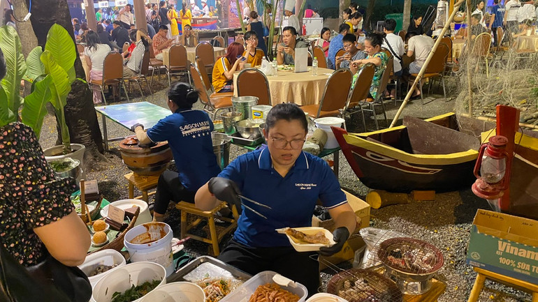 Các món ăn vặt được rất nhiều du khách ưa thích.