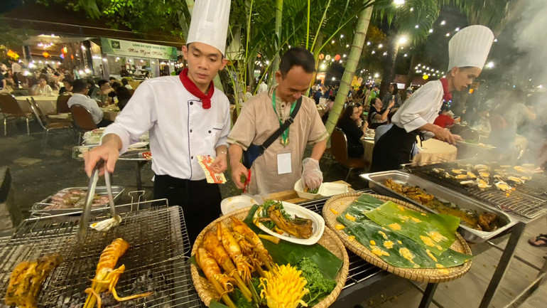 Các đầu bếp chế biến mực tươi nướng.