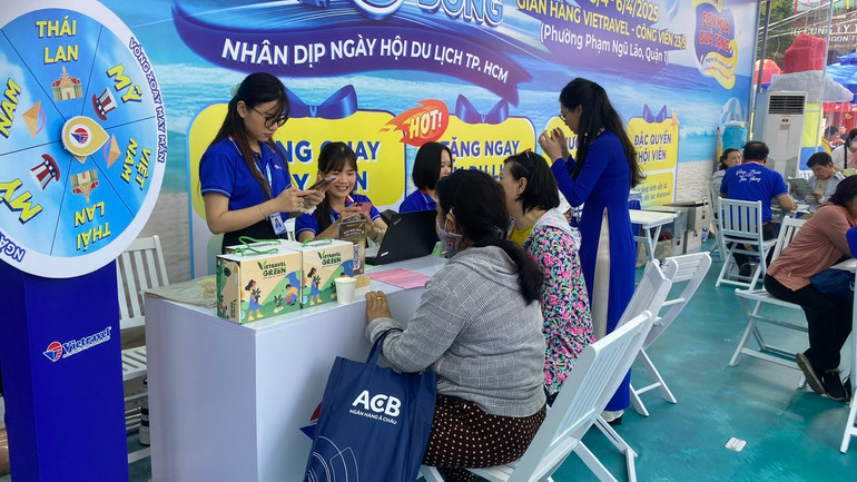 Khách hàng đăng ký mua tour hè với giá ưu đãi.