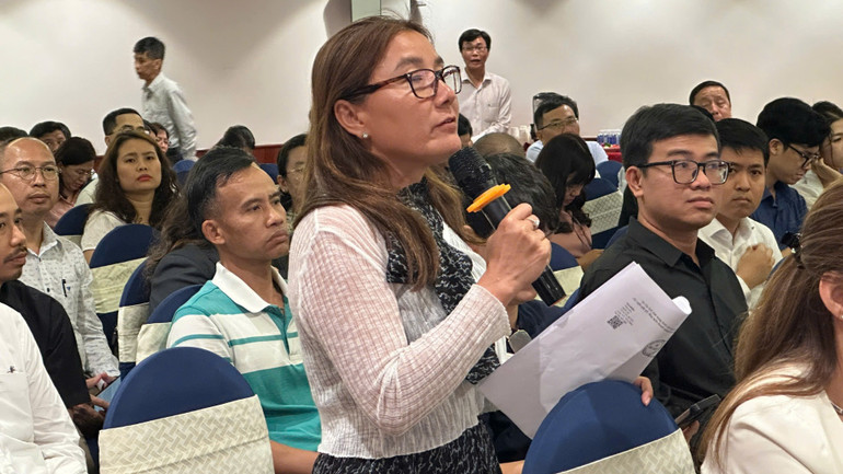 Doanh nghiệp du lịch kiến nghị với lãnh đạo hội nghị.