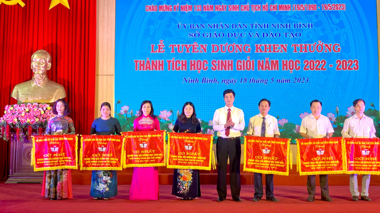 Lãnh đạo Sở Giáo dục và Đào tạo tỉnh Ninh Bình trao cờ Nhất, Nhì cho các đơn vị trong phong trào bồi dưỡng học sinh giỏi, năm học 2022-2023.