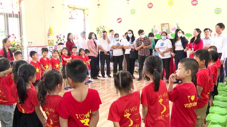 Đoàn đại biểu cấp cao Phụ nữ Cuba thăm mô hình giáo dục tại Trường mầm non xã Khánh Thành, huyện Yên Khánh, tỉnh Ninh Bình. (Ảnh: Yến Trinh)