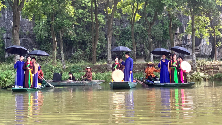 Tiết mục văn nghệ của các vùng miền được biểu diễn dọc trên dòng sông Ngô Đồng.