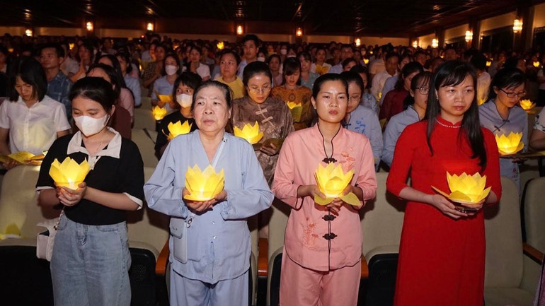 Đông đảo phật tử và nhân dân tham dự Đại lễ Phật đản, Phật lịch năm 2567. (Ảnh: Lê Hồng)