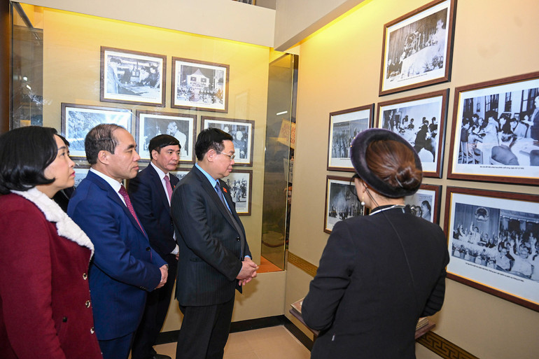 Chủ tịch Quốc hội Vương Đình Huệ và các đại biểu thăm khu di tích của Quốc hội tại xã Trung Yên.