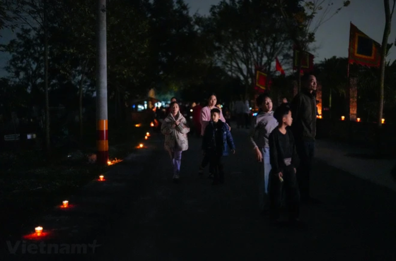 Chợ Âm Dương là phiên chợ đặc biệt, nơi "mua may, bán rủi" nằm tại Làng Ó (Xuân Ổ), phường Võ Cường, thành phố Bắc Ninh. Theo người xưa tương truyền, mỗi năm chợ chỉ họp một lần vào đêm mùng 4 rạng sáng ngày mùng 5 Tết Nguyên đán. Bên cạnh việc “mua may bán rủi” phiên chợ Âm Dương còn mang ý nghĩa tâm linh, góp phần cầu siêu cho những tử sĩ trong chiến trận.