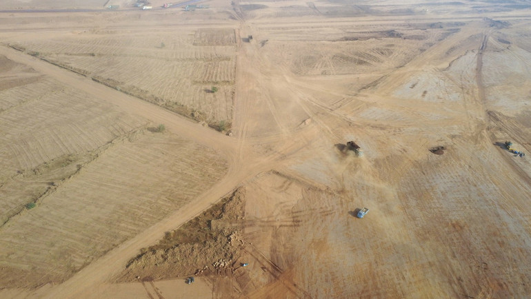 Quá trình thi công hạng mục san nền, Liên danh các nhà thầu huy động hơn 3.000 cán bộ kỹ sư, công nhân với hàng nghìn phương tiện cơ giới làm việc ngày đêm, tạo thành đại công trường xây dựng lớn nhất nước ta.