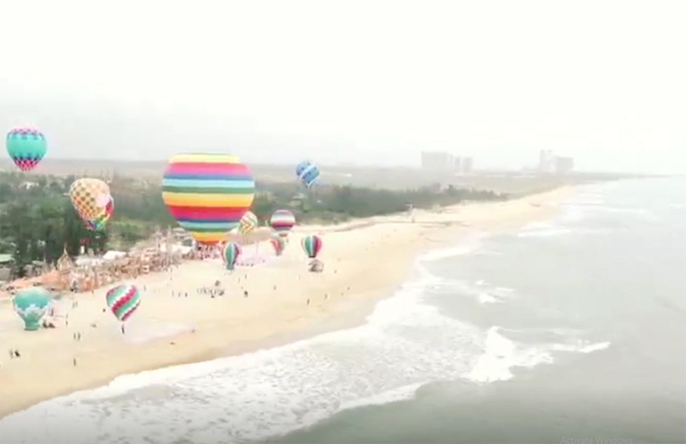 Tổ chức trình diễn khinh khí cầu trên bãi biển Cửa Khe.