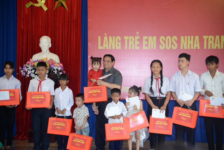 Thủ tướng Phạm Minh Chính tặng quà cho các cháu Làng Trẻ em SOS Nha Trang. (Ảnh: THANH GIANG)