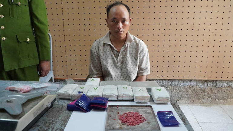 Đối tượng Lầu A Tủa cùng tang vật khi bị bắt giữ tại cơ quan công an. Ảnh: TRƯỜNG LONG Đối tượng Lầu A Tủa cùng tang vật khi bị bắt giữ tại cơ quan công an. Ảnh: TRƯỜNG LONG