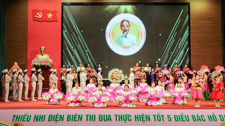 Chương trình văn nghệ chào mừng Đại hội do thiếu nhi tỉnh Điện Biên biểu diễn.