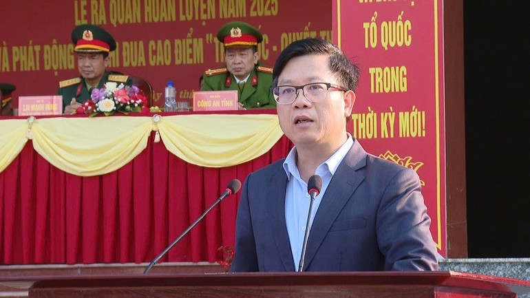 Đồng chí Phạm Đức Toàn, Ủy viên Ban Thường vụ Tỉnh ủy, Phó Chủ tịch Thường trực Ủy ban nhân dân tỉnh Điện Biên, chúc các đơn vị và từng cán bộ, chiến sĩ thi đua lập nhiều thành tích.