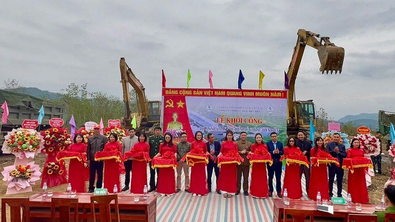 Đại diện lãnh đạo cấp ủy, chính quyền hai xã: Hua Thanh, Mường Pồn (huyện Điện Biên) và tập thể lãnh đạo Công ty cổ phần cao-su Điện Biên cắt băng khởi công xây dựng nhà máy.