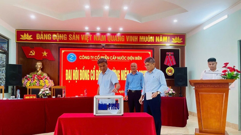 Cổ đông Công ty cổ phần cấp nước Điện Biên bỏ phiếu thông qua các nghị quyết tại Đại hội đồng cổ đông.