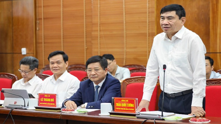 Đồng chí Trần Quốc Cường, Bí thư Tỉnh ủy Điện Biên chào mừng đoàn công tác Đại học Bách Khoa Hà Nội về Điện Biên, hợp tác cùng Điện Biên trong đào tạo, phát triển nguồn nhân lực khoa học-công nghệ.