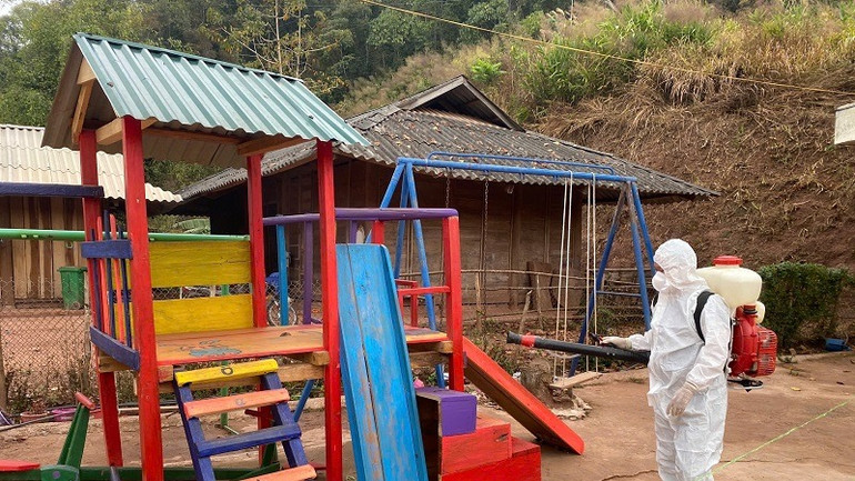 Cán bộ y tế Nậm Pồ tiến hành phun khử khuẩn các điểm trường mầm non trên địa bàn đã ghi nhận có học sinh mắc bệnh sởi.