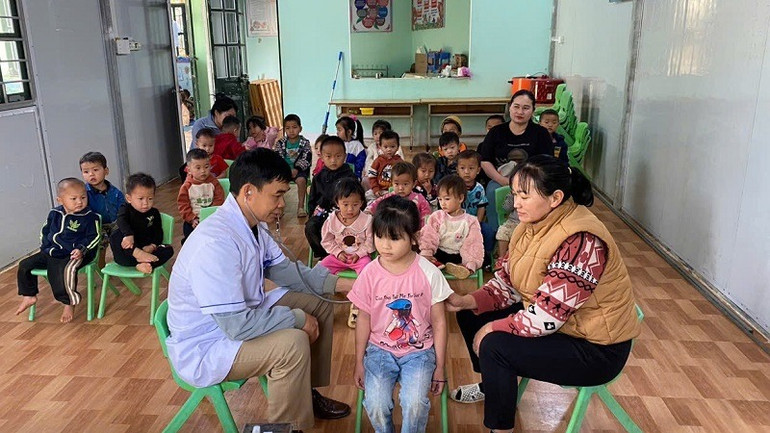 Cán bộ Trung tâm Y tế thị xã Mường Lay khám sàng lọc trước lúc tiêm vaccine phòng bệnh sởi đợt 2 cho học sinh mầm non trên địa bàn thị xã.