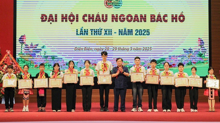 Đồng chí Vừ A Bằng, Phó Chủ tịch Ủy ban nhân dân tỉnh Điện Biên trao Bằng khen của Ủy ban nhân dân tỉnh tặng các tập thể, cá nhân có thành tích xuất sắc trong các phong trào thi đua do Hội đồng Đội, Tỉnh đoàn Điện Biên phát động.