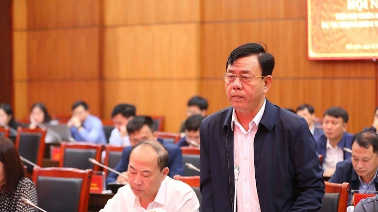 Đồng chí Nguyễn Hữu Hiệp, Giám đốc Ban Quản lý dự án các công trình nông nghiệp tỉnh Điện Biên, báo cáo chi tiết tiến độ dự án.