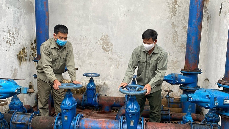 Công nhân nhà máy nước tại huyện Mường Chà vận hành hệ thống sản xuất nước tại nhà máy.