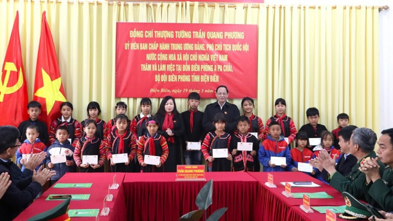 Phó Chủ tịch Quốc hội Trần Quang Phương tặng quà các cháu học sinh hoàn cảnh khó khăn tại xã Sín Thầu, huyện Mường Nhé, tỉnh Điện Biên.